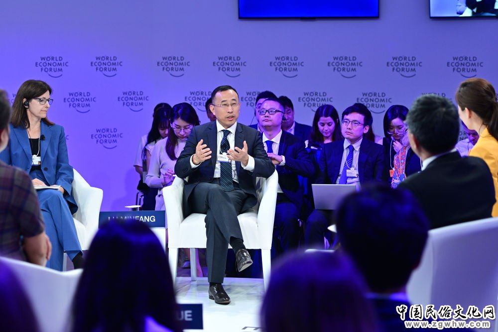 新华全媒+丨夏季达沃斯论坛:嘉宾交流沟通促合作